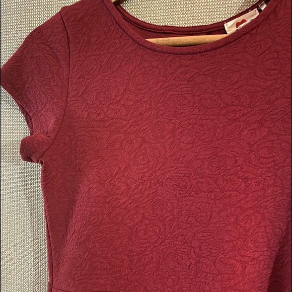 Summer red dress with rose embossed fabric and a back detail - Picture 3 of 10